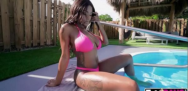  Sarai Minx Sexy Ebony Fucked In Poolside